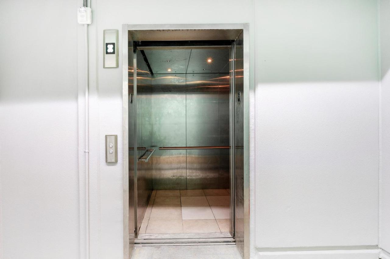Oyo Hotel & Apartments Houston Galleria Экстерьер фото