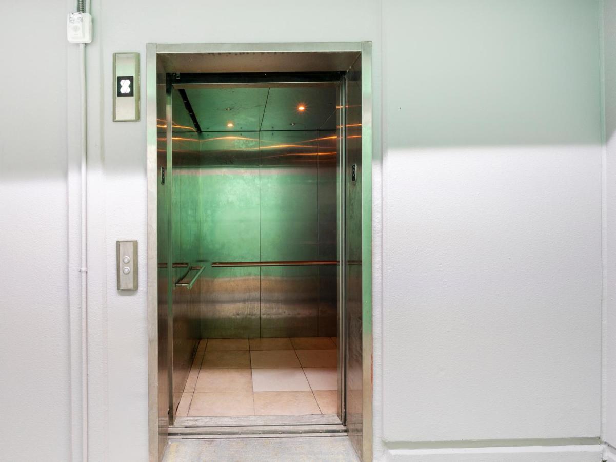 Oyo Hotel & Apartments Houston Galleria Экстерьер фото