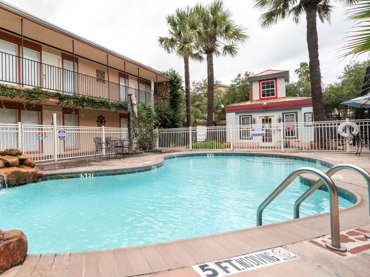 Oyo Hotel & Apartments Houston Galleria Экстерьер фото