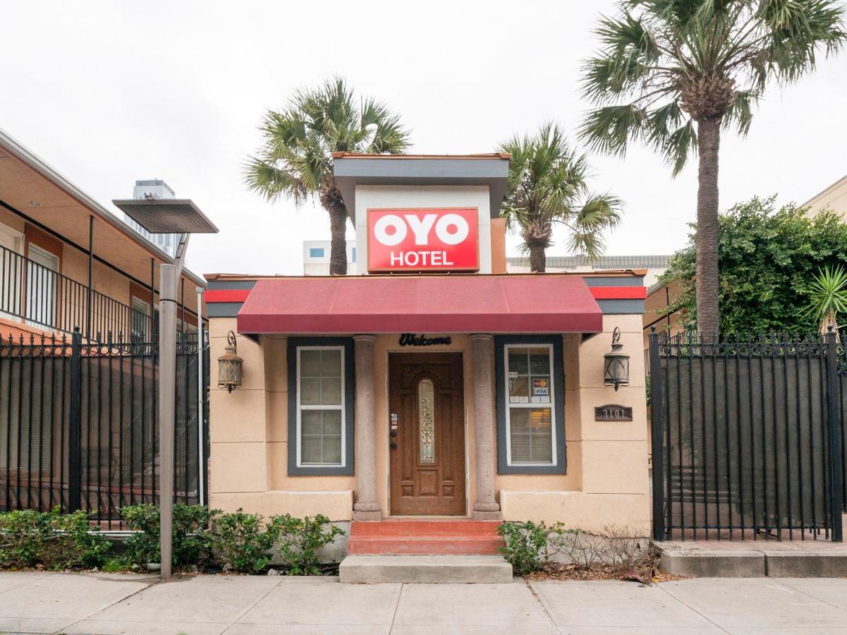 Oyo Hotel & Apartments Houston Galleria Экстерьер фото